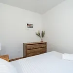 Bella Vista - Two Bedroom With Sea View Apartment