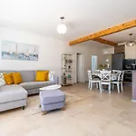Bella Vista - Two Bedroom With Sea View Apartment