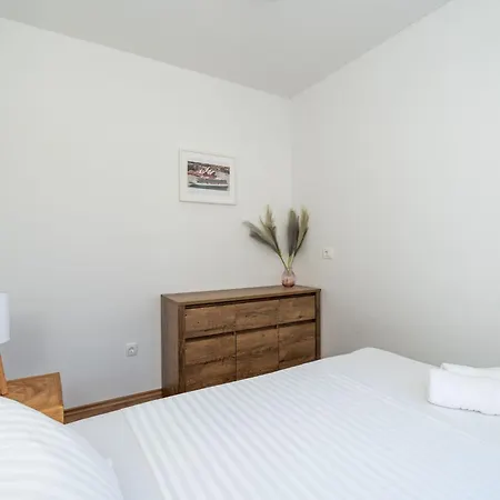 Bella Vista - Two Bedroom With Sea View Apartment