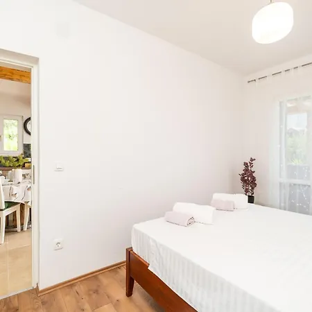 Bella Vista - Two Bedroom With Sea View דירה מליני