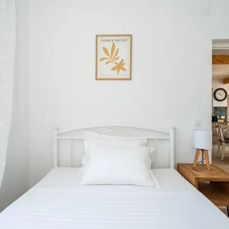 Bella Vista - Two Bedroom With Sea View Apartment