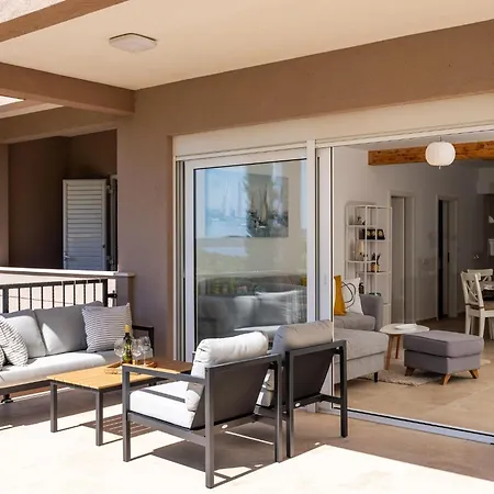 Bella Vista - Two Bedroom With Sea View Apartment *