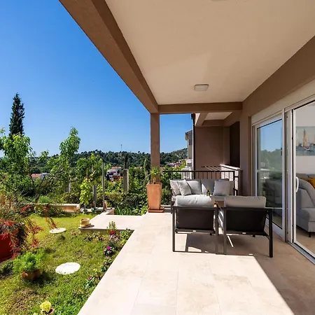 Bella Vista - Two Bedroom With Sea View *