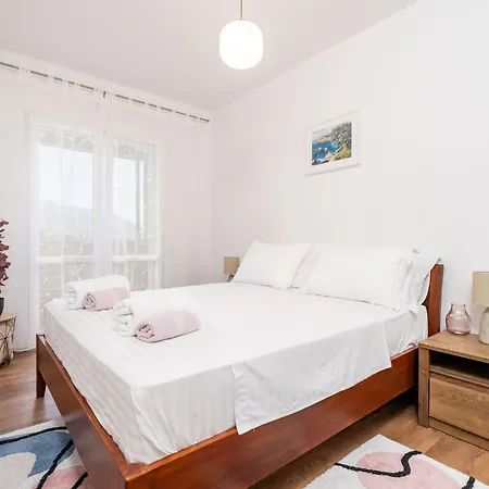 Bella Vista - Two Bedroom With Sea View *