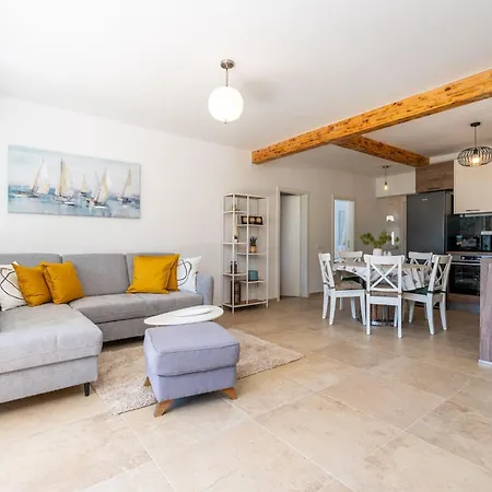 Bella Vista - Two Bedroom With Sea View Apartment