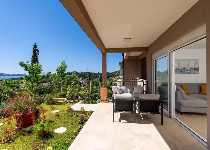 Bella Vista - Two Bedroom With Sea View *